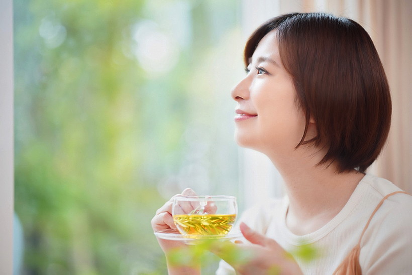 お茶を飲む女性